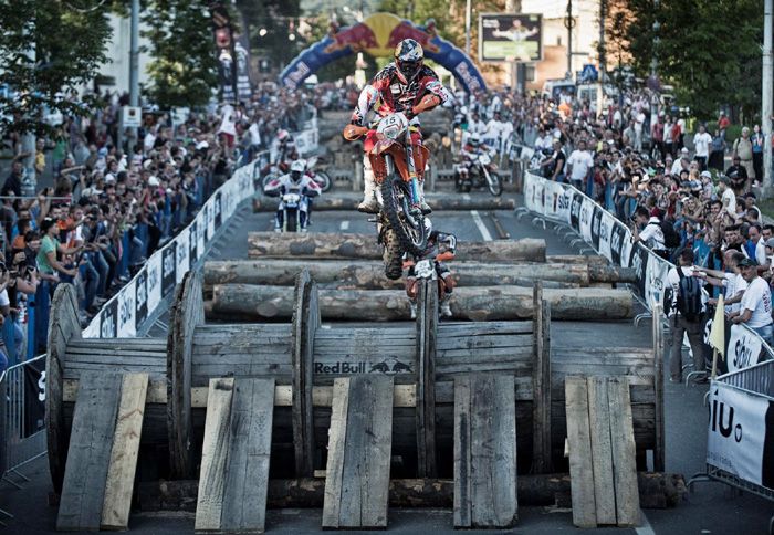 Μετά από τέσσερις εξαντλητικές μέρες στα Καρπάθια Όρη, έπεσαν το απόγευμα της Κυριακής οι τίτλοι του τέλους για το φετινό Red Bull Romaniacs.